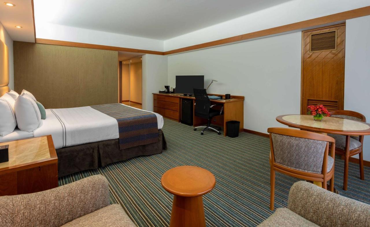Sonesta Hotel El Olivar Lima Bagian luar foto A room at the hotel