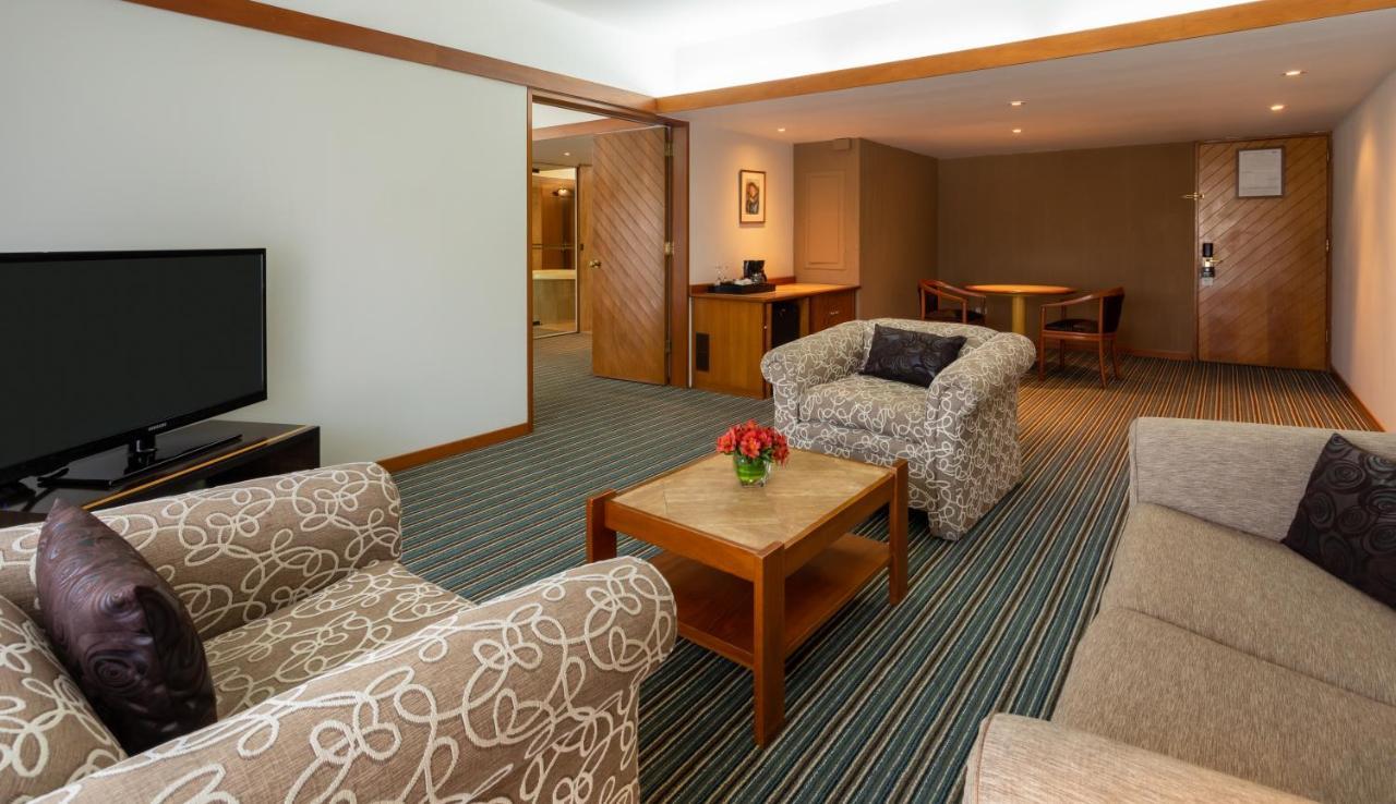 Sonesta Hotel El Olivar Lima Bagian luar foto A suite at the hotel