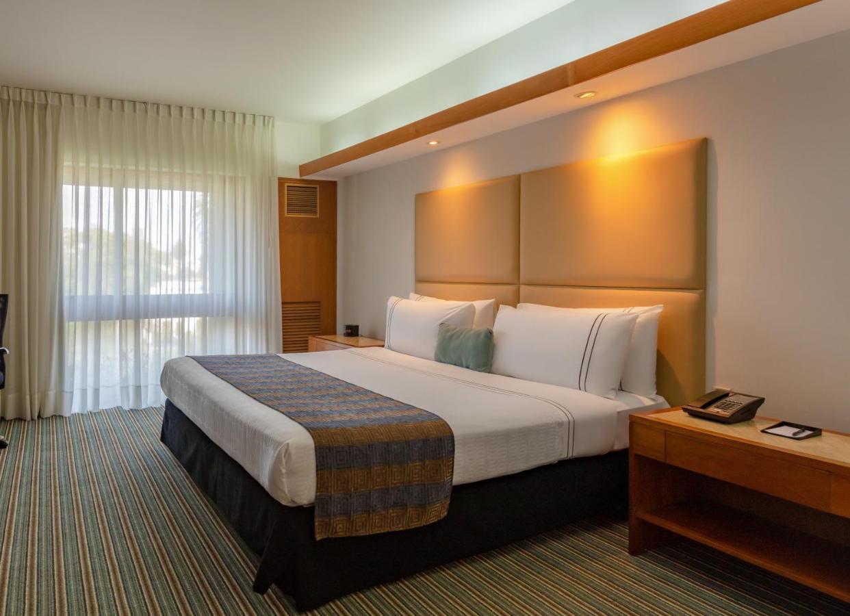 Sonesta Hotel El Olivar Lima Bagian luar foto A room at the Holiday Inn