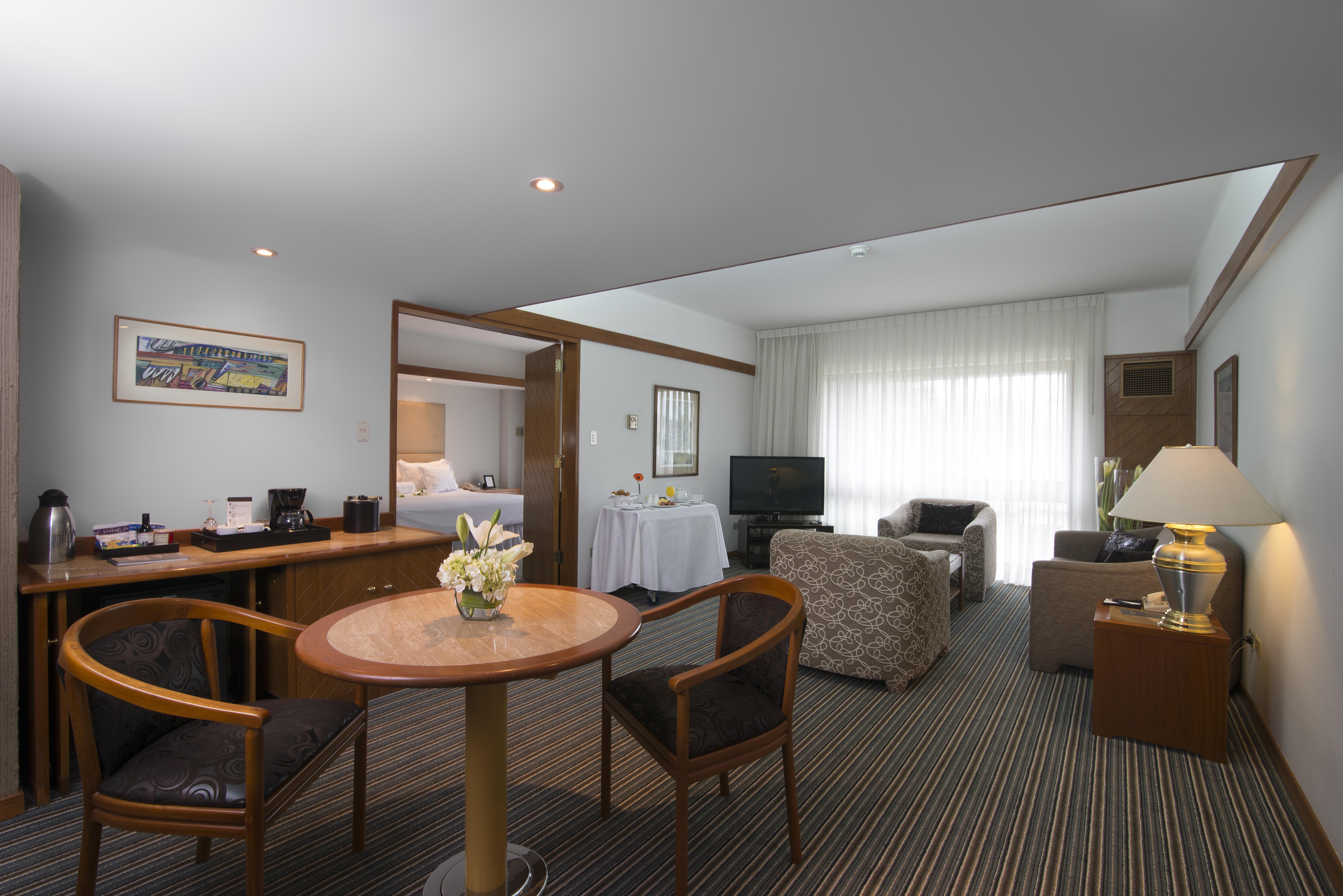 Sonesta Hotel El Olivar Lima Bagian luar foto A suite at the hotel