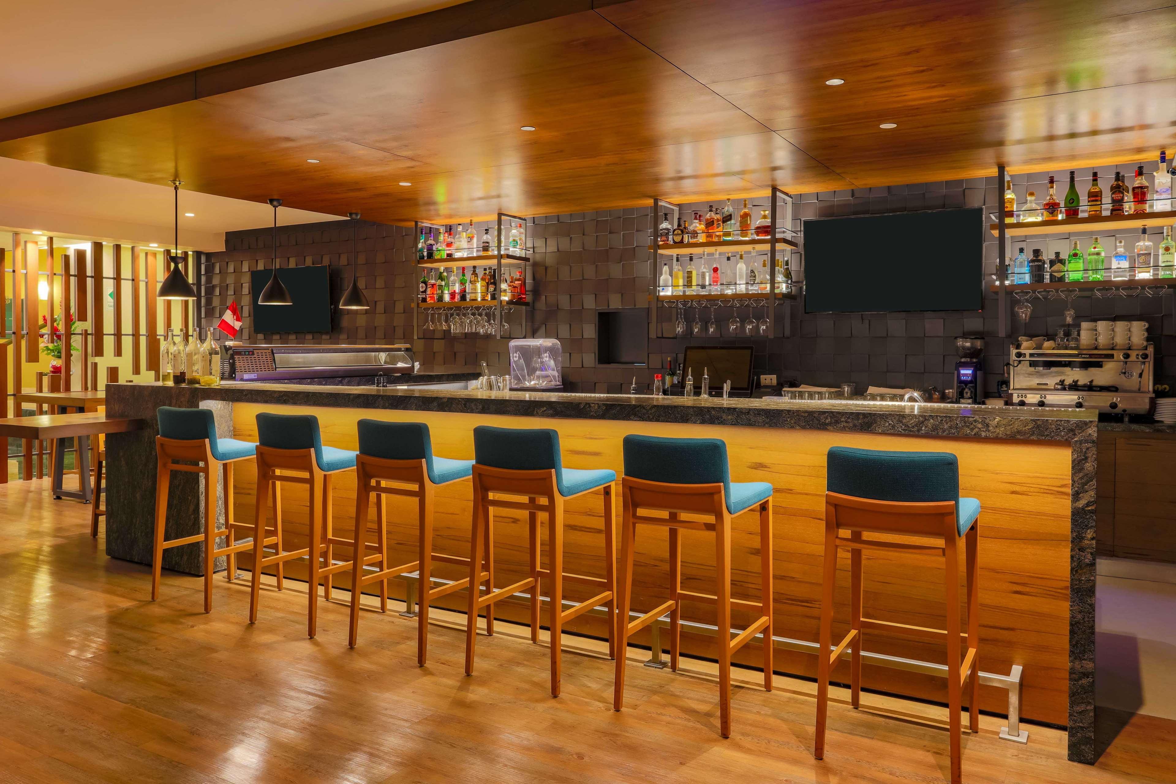 Sonesta Hotel El Olivar Lima Bagian luar foto Bar at the hotel