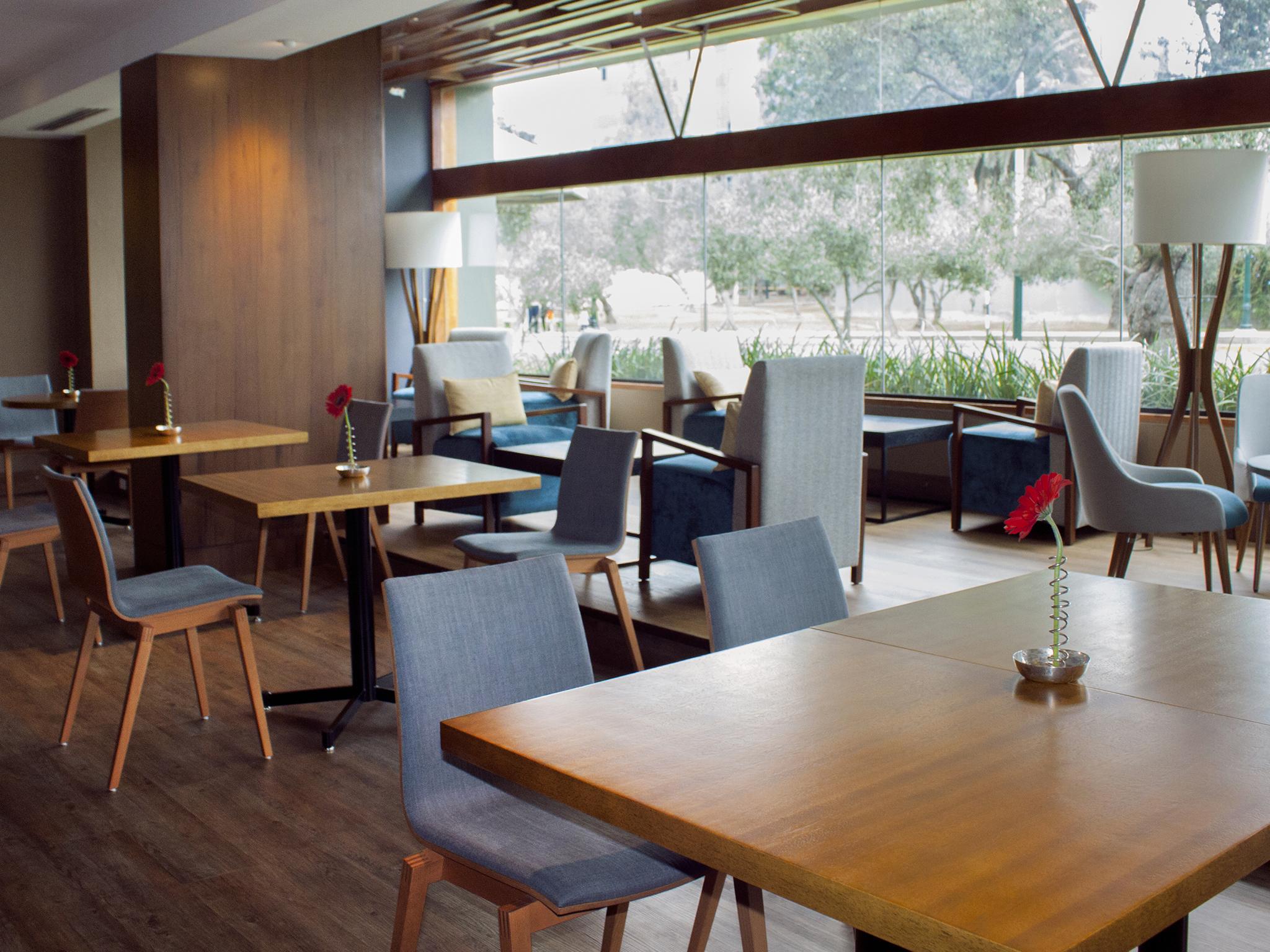 Sonesta Hotel El Olivar Lima Bagian luar foto The lounge at the airport