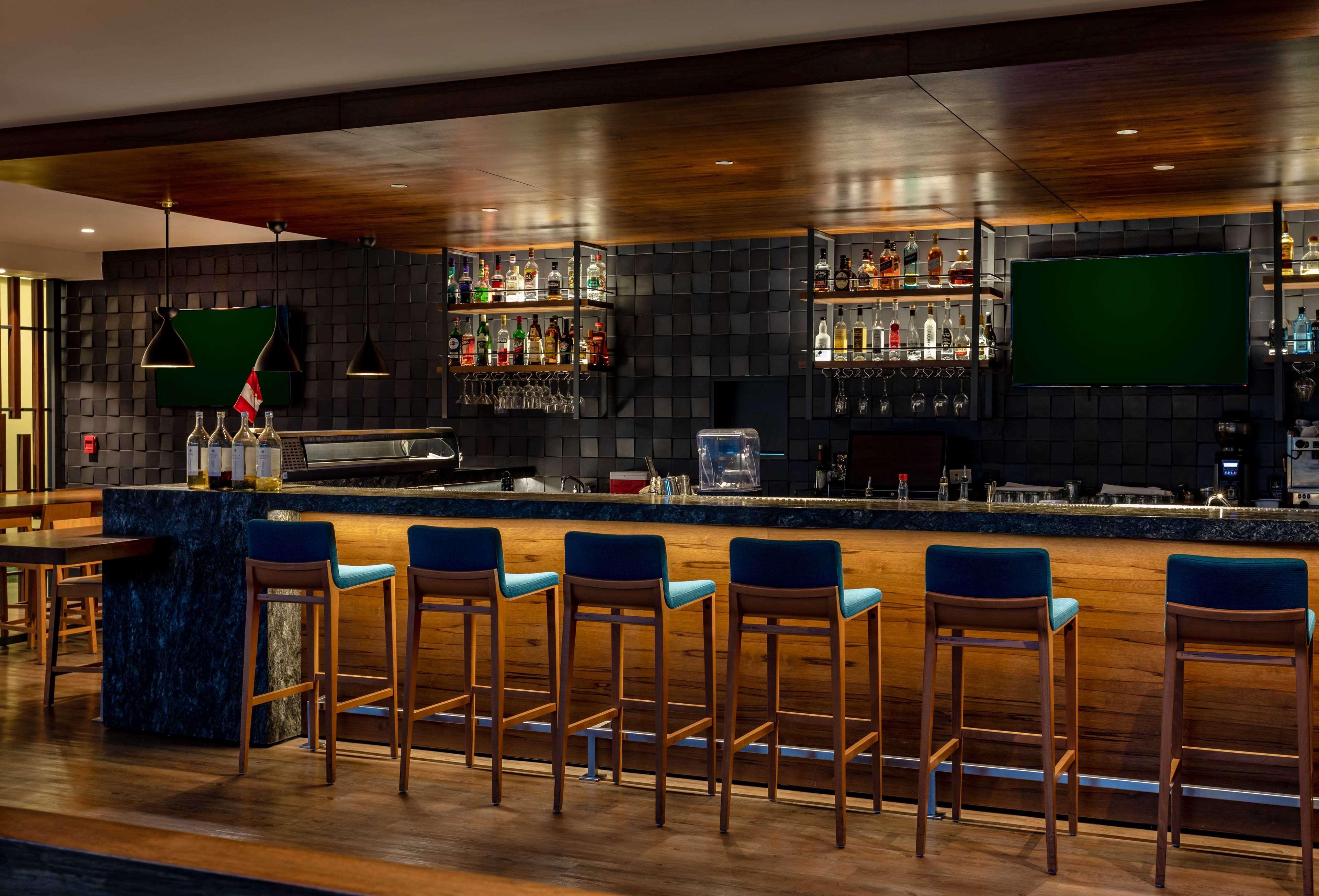 Sonesta Hotel El Olivar Lima Bagian luar foto The bar at the Swiss First Lounge at Zurich Airport