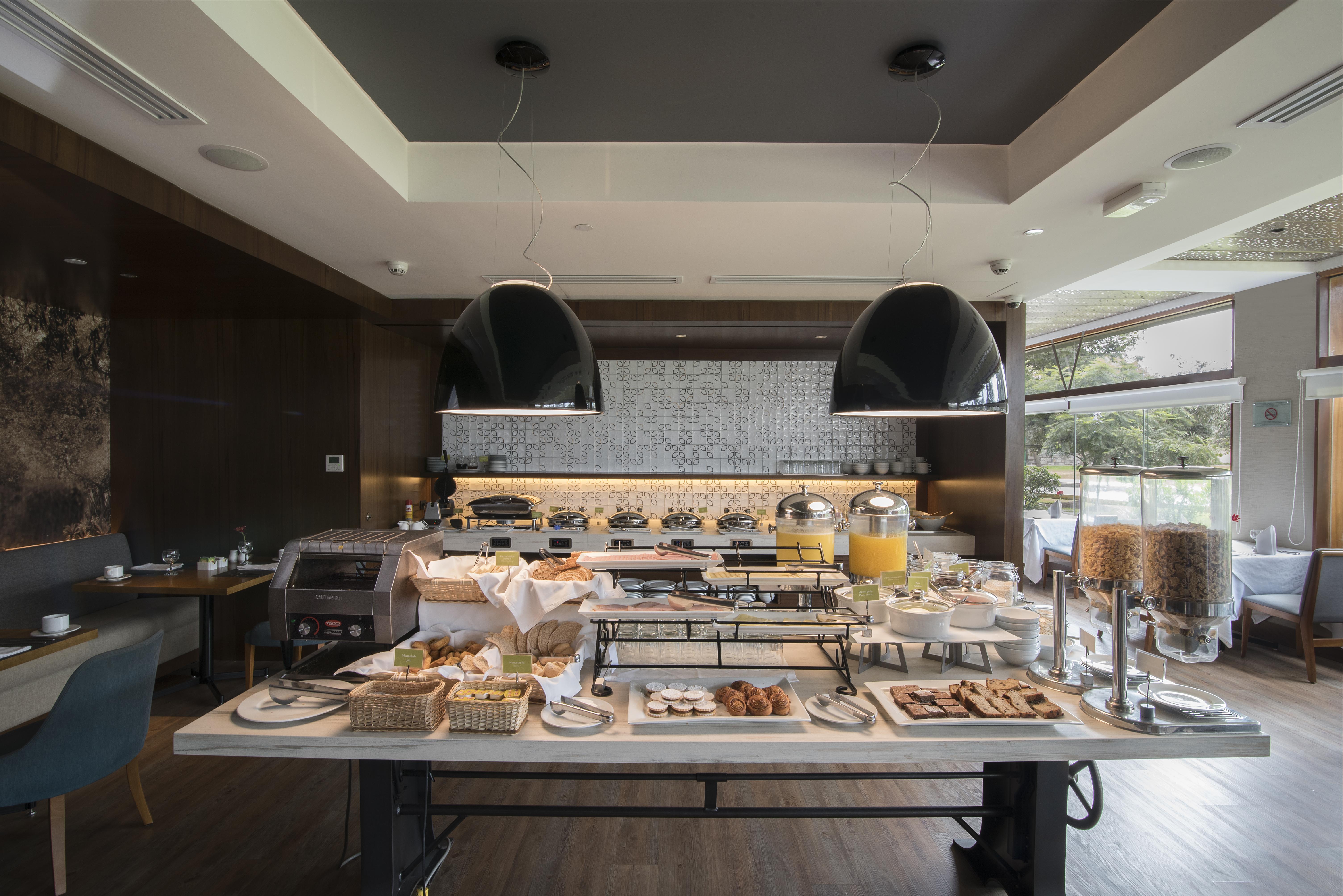 Sonesta Hotel El Olivar Lima Bagian luar foto The buffet at the restaurant