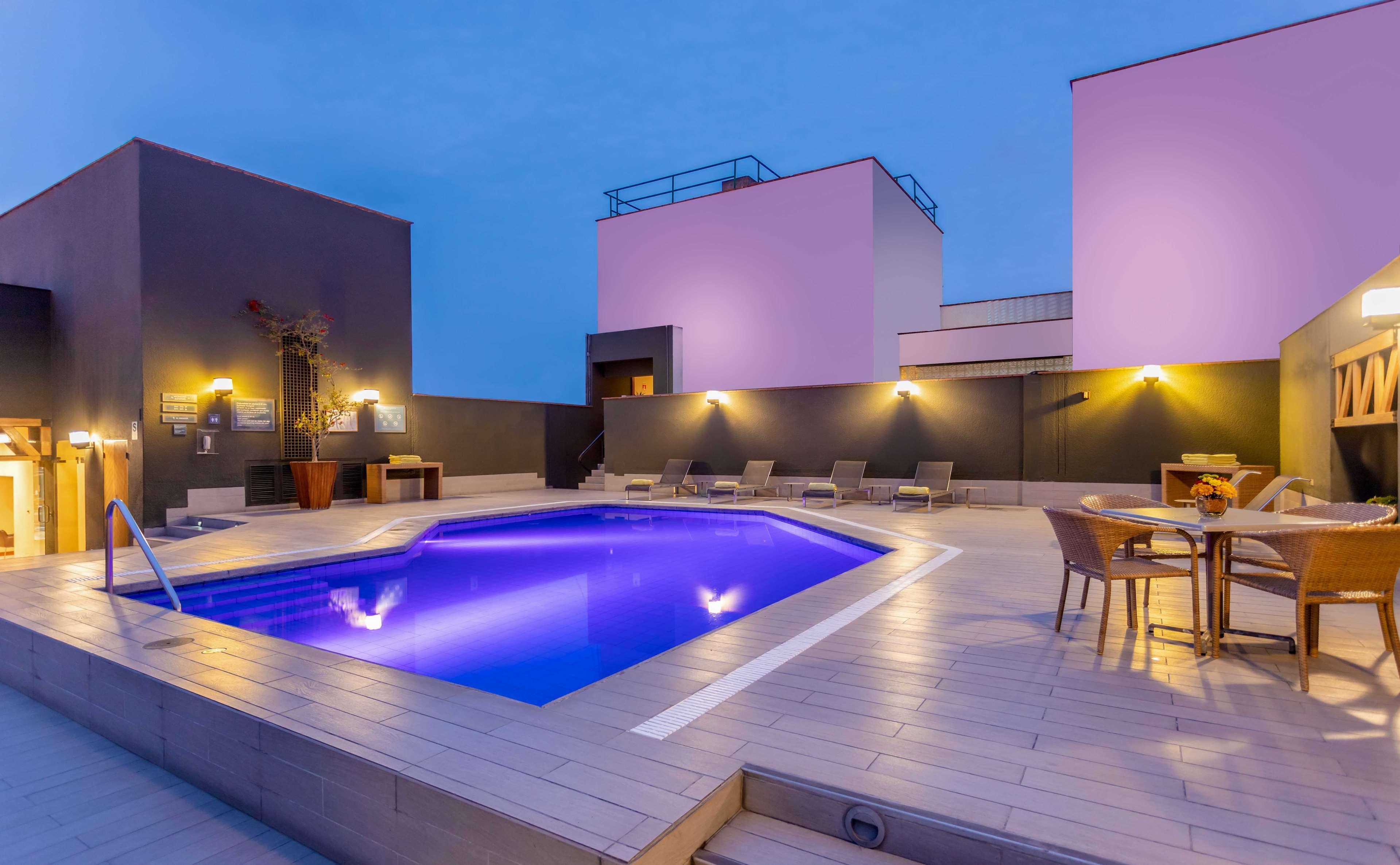 Sonesta Hotel El Olivar Lima Bagian luar foto Rooftop pool at the hotel