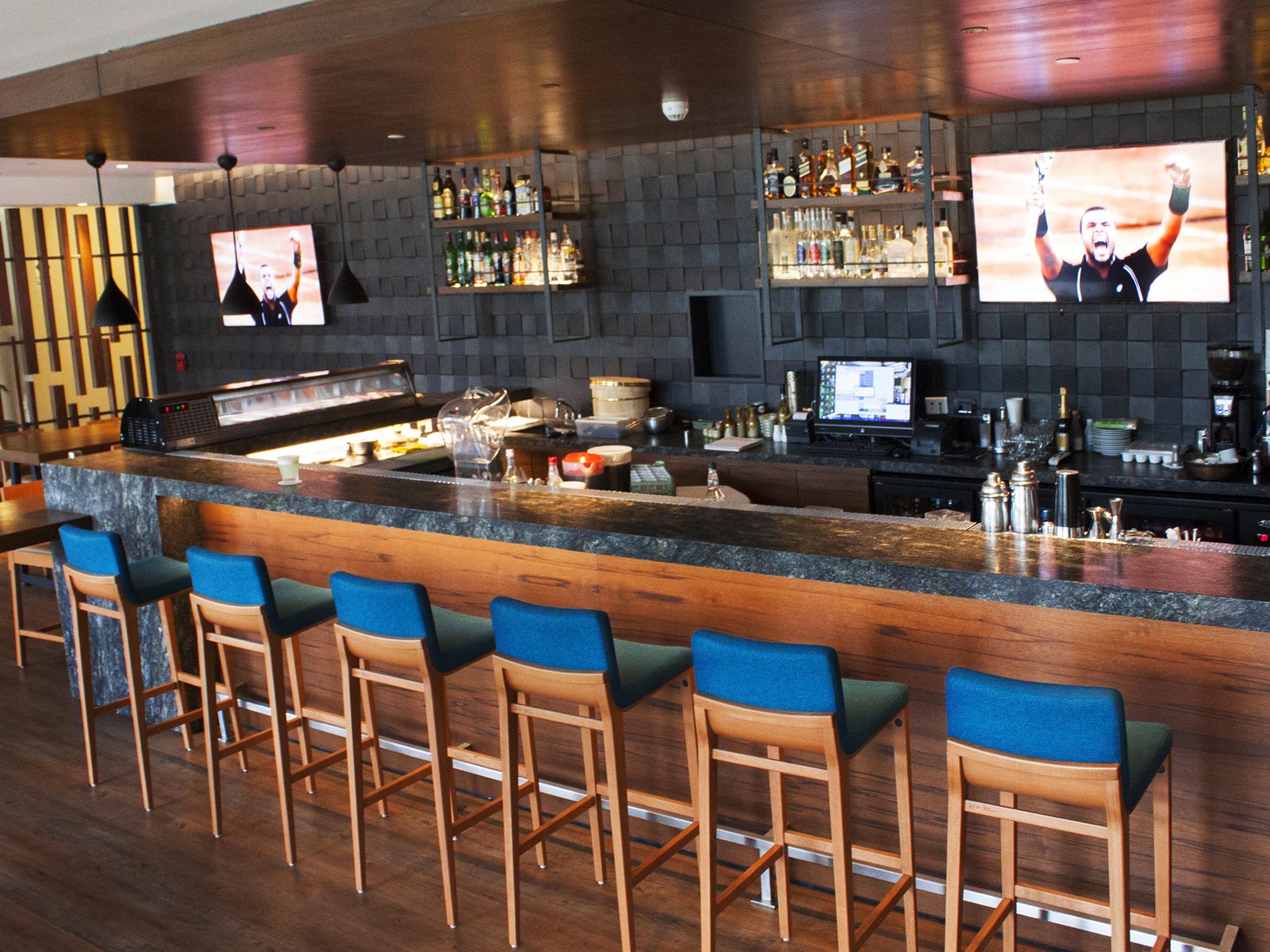 Sonesta Hotel El Olivar Lima Bagian luar foto The bar at the 2014-opened lounge